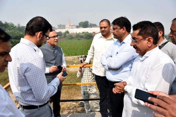 फतेहाबाद। चिल्ली झील का निरीक्षण कर अधिकारियों को आवश्यक दिशा निर्देश देते उपायुक्त डॉ. विवेक भारती। फतेहाबाद। चिल्ली झील का निरीक्षण कर अधिकारियों को आवश्यक दिशा निर्देश देते उपायुक्त डॉ. विवेक भारती।