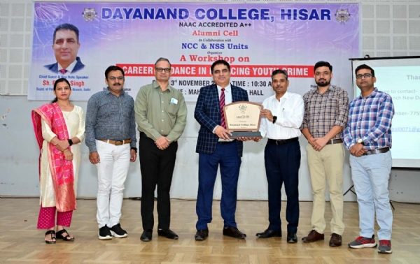 कार्यक्रम में मुख्यअतिथि को सम्मानित करते पदाधिकारी। कार्यक्रम में मुख्यअतिथि को सम्मानित करते पदाधिकारी।