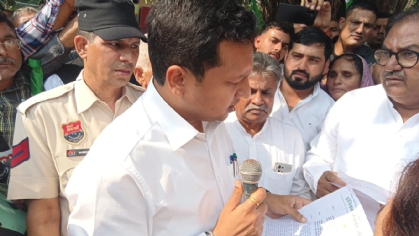 डीसी को ज्ञापन देते अभय सिंह चौटाला