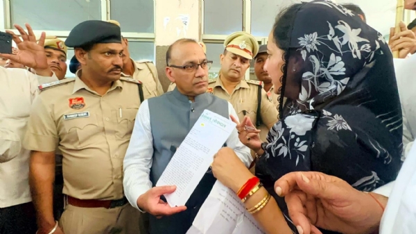 फतेहाबाद। किसानों की समस्याओं को लेकर डीसी को मांग पत्र सौंपते सुनैना चौटाला।