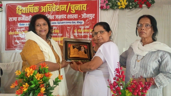 मुख्य चिकित्सा अधिकारी डॉ लक्ष्मी सिंह को सम्मानित करते हुए महिला अध्यक्ष मुख्य चिकित्सा अधिकारी डॉ लक्ष्मी सिंह को सम्मानित करते हुए महिला अध्यक्ष