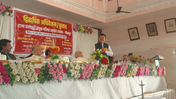 कार्यक्रम को संबोधित करते हुए जिलाधिकारी डॉ दिनेश चंद्र सिंह कार्यक्रम को संबोधित करते हुए जिलाधिकारी डॉ दिनेश चंद्र सिंह