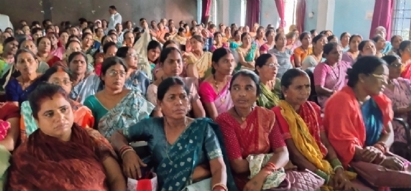 जनपद पंचायत धमतरी सभाकक्ष में आयोजित प्रशिक्षण शिविर में उपस्थित बीएलओ और वालंटियर्स। जनपद पंचायत धमतरी सभाकक्ष में आयोजित प्रशिक्षण शिविर में उपस्थित बीएलओ और वालंटियर्स।