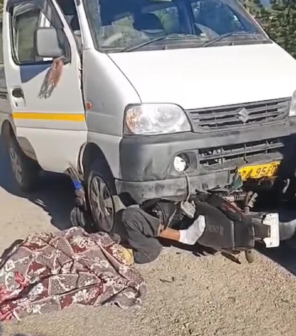 दुर्घटना स्थल पर क्षतिग्रस्त कार व बाईक।