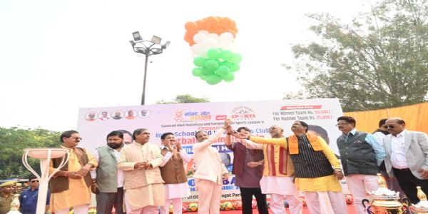 खेल प्रतियोगिता का शुभारंभ करते डॉ दिनेश शर्मा
