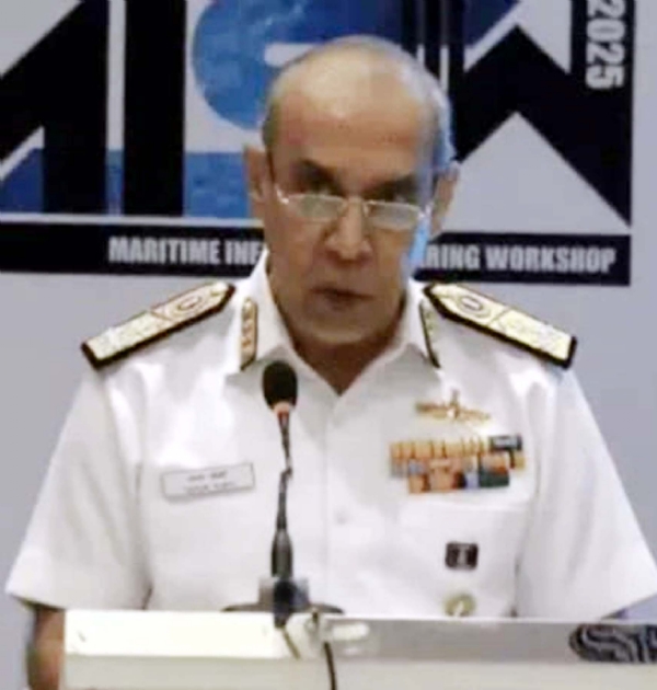 सेमिनार को संबोधित करते नौसेना के डिप्टी चीफ ऑफ नेवल स्टाफ वाइस एडमिरल तरुण सोबती।