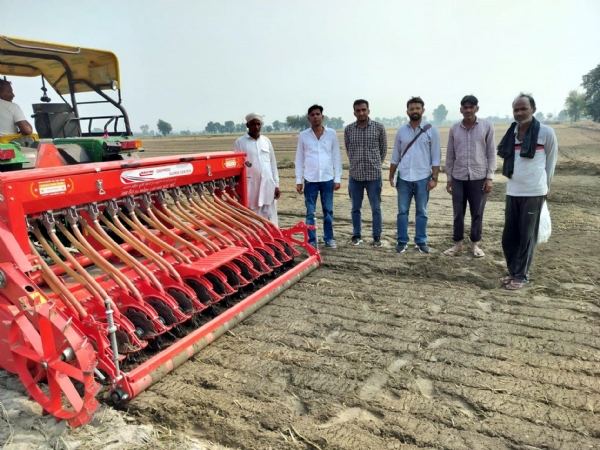 फतेहाबाद। सुपर सीडर से गेहूं की बिजाई करते किसान।