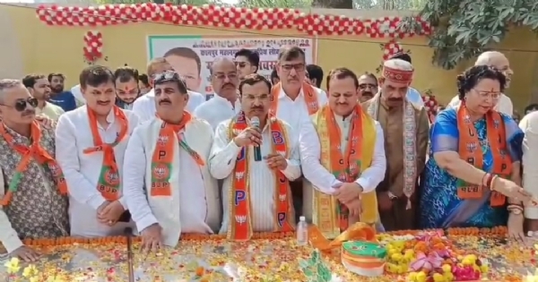 पल शुभारंभ के दौरान सांसद रमेश अवस्थी व अन्य का छायाचित्र पल शुभारंभ के दौरान सांसद रमेश अवस्थी व अन्य का छायाचित्र