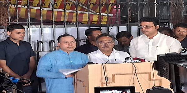 पश्चिम बंगाल में एसआईआर में अनियमितताओं को लेकर चुनाव आयोग से मिलने के बाद  भाजपा प्रतिनिधिमंडल  मीडिया से बात करते हुए