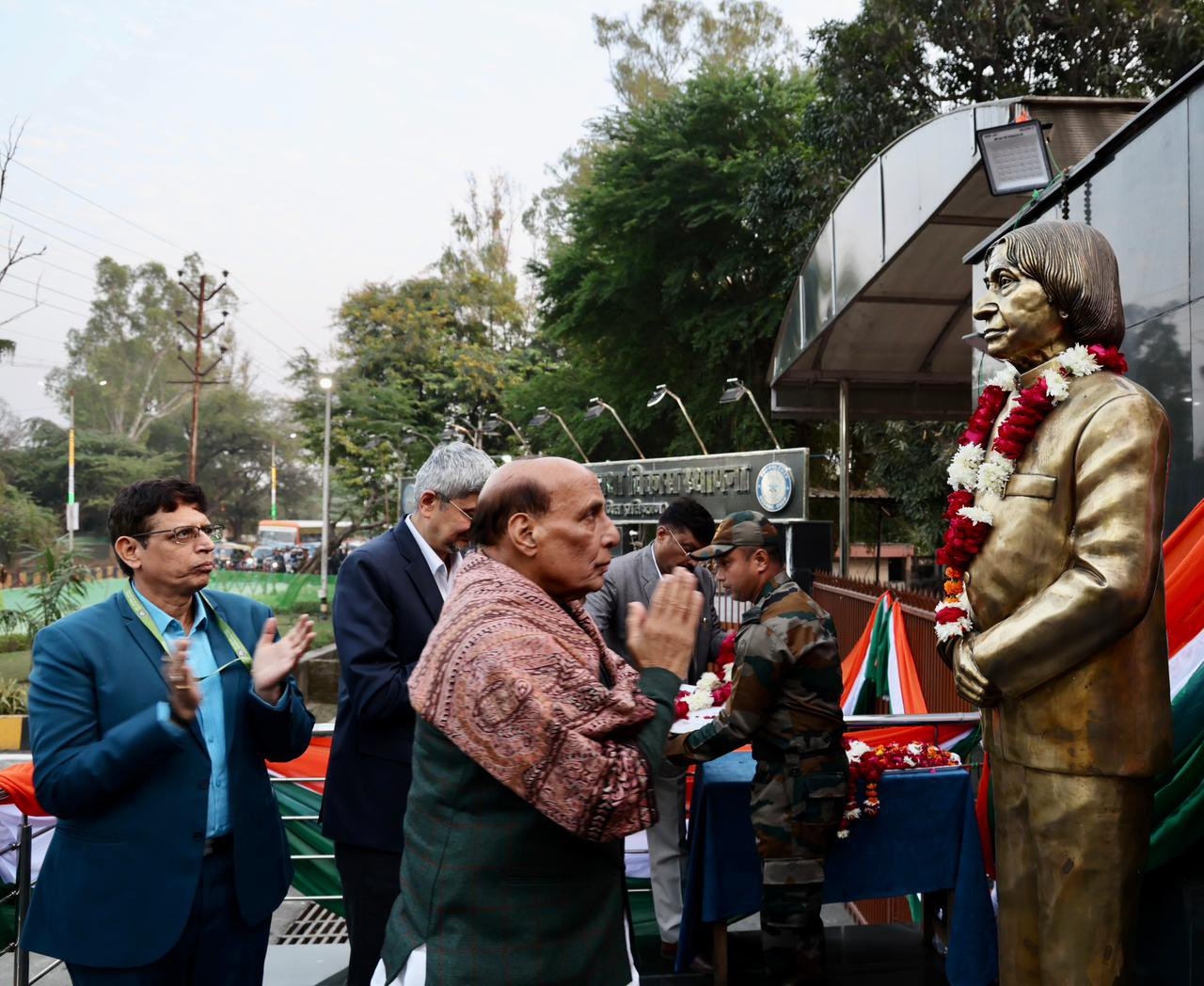 डीएमएसआरडीई परिसर में स्थापित एपीजे अब्दुल कलाम आजाद की मूर्ति पर मारे अर्पण करते रक्षा मंत्री राजनाथ सिंह