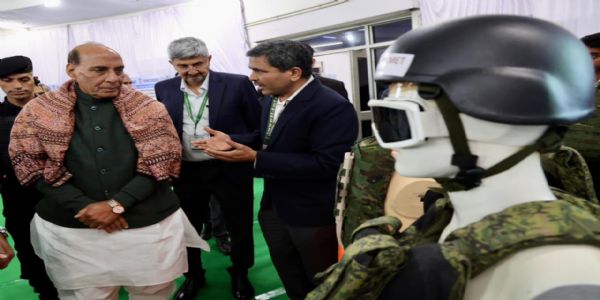 सेना के लिए बनाए हुए उपकरणों को देखते हुए रक्षामंत्री राजनाथ सिंह