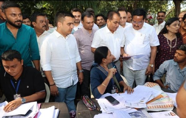 नवसारी लोकसभा में मतदान सुधार कार्यक्रम (SIR) में भाग देते हुए केंद्रीय मंत्री सी आर पाटिल नवसारी लोकसभा में मतदान सुधार कार्यक्रम (SIR) में भाग देते हुए केंद्रीय मंत्री सी आर पाटिल