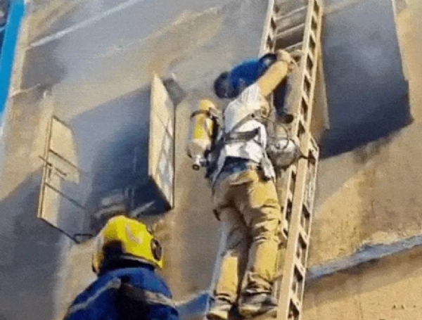 तीसरी मंज़िल से युवक का साहसिक बचाव