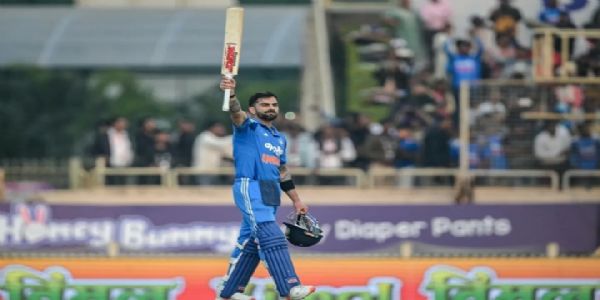 शतक पूरा करने के बाद जश्न मनाते विराट कोहली