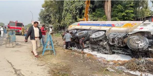 पेट्रोल टैंकर पलटने से इलाके में दहशत
