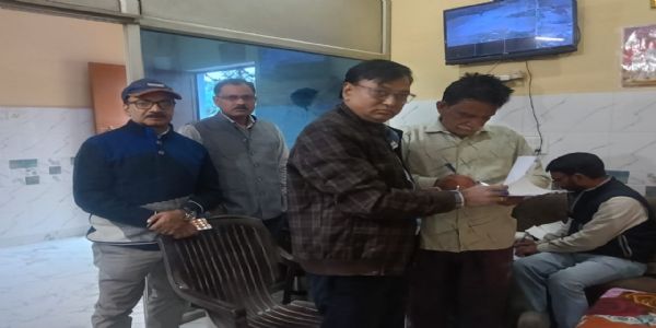 फिराेजाबाद में आटे में मिला रहे थे सेलम और खड़िया, एफएसडीए की टीम ने आटा-गेहूं किया जब्त