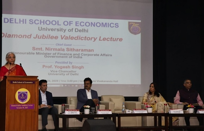 दिल्ली स्कूल ऑफ इकोनॉमिक्स में छात्रों को संबोधित करते हुए सीतारमण
