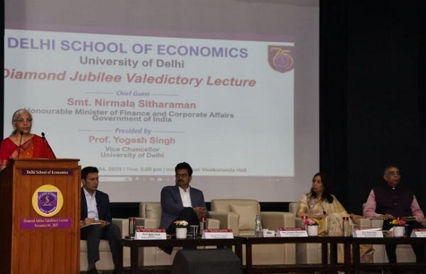 दिल्ली स्कूल ऑफ इकोनॉमिक्स में छात्रों को संबोधित करते हुए सीतारमण