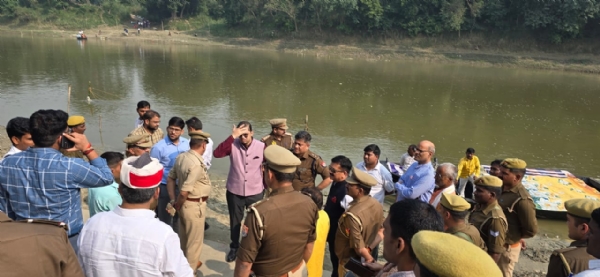 पुलिस अधीक्षक डॉ कौस्तुभ और जिलाधिकारी डॉ दिनेश चंद्र सिंह घाट का निरक्षण करते हुए पुलिस अधीक्षक डॉ कौस्तुभ और जिलाधिकारी डॉ दिनेश चंद्र सिंह घाट का निरक्षण करते हुए