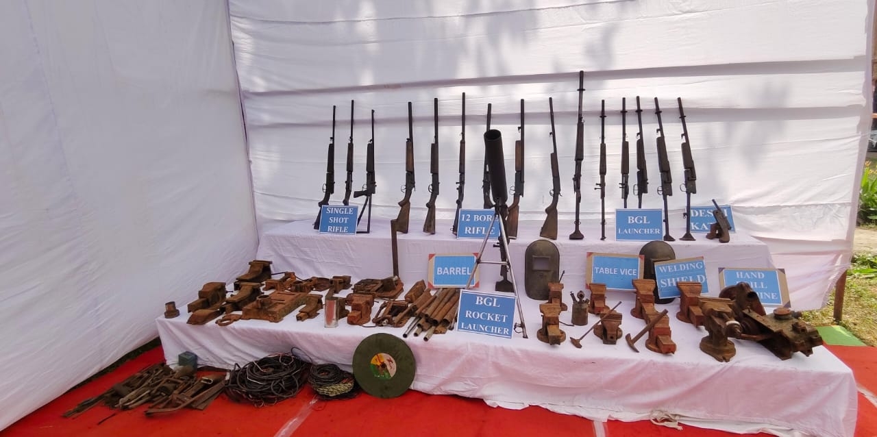 सुकमा : सुरक्षाबलों द्वारा नक्सलियों की ऑर्डिनेंस फैक्ट्री किया ध्वस्त, 17 नग रायफल हथियार एवं भारी मात्रा में निर्माण सामग्री उपकरण बरामद। सुकमा : सुरक्षाबलों द्वारा नक्सलियों की ऑर्डिनेंस फैक्ट्री किया ध्वस्त, 17 नग रायफल हथियार एवं भारी मात्रा में निर्माण सामग्री उपकरण बरामद।