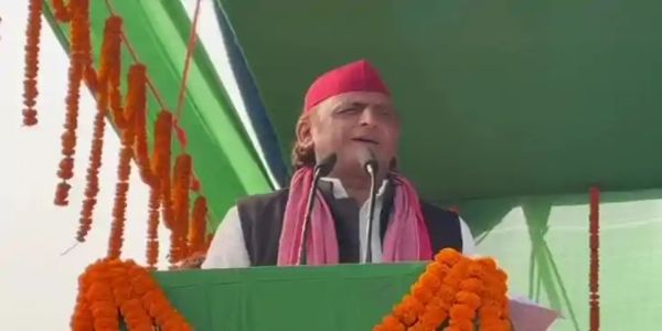 राेहतास में आयाेजित सभा में बाेलते अखिलेश यादव