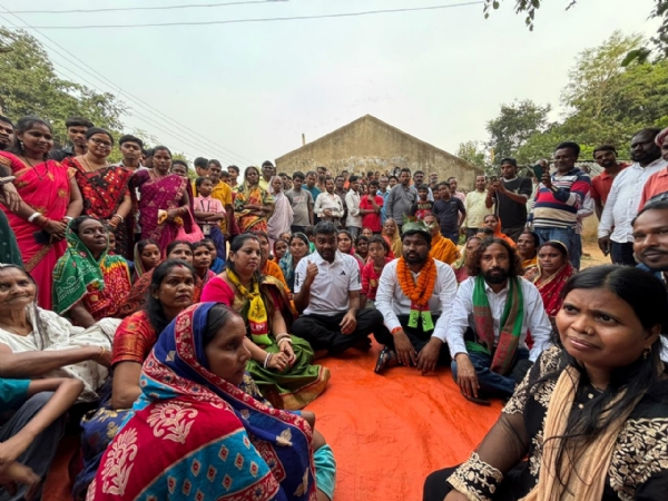 चुनावी प्रचार में जयराम महतो समेत अन्य चुनावी प्रचार में जयराम महतो समेत अन्य