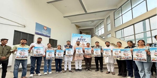 देहरादून में अभाविप 71 वें राष्ट्रीय अधिवेशन का पोस्टर जारी करते पदाधिकारी।
