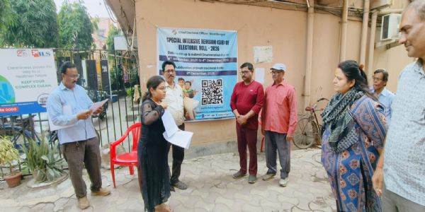 पश्चिम बंगाल: आज 4 नवंबर 2025 को हावड़ा जिले के अंतर्गत ईआरओ 171 एसी ने शांतिकुंज अपार्टमेंट का दौरा किया और विशेष गहन पुनरीक्षण के गणना चरण के संबंध में मतदाताओं से बातचीत की।