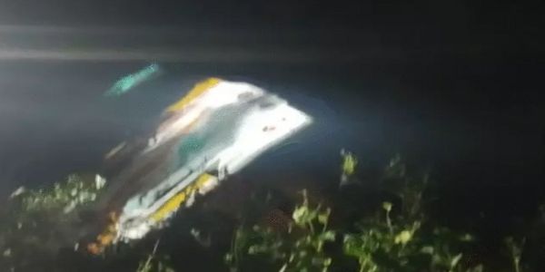 भैरुघाट पर भिड़ंत के बाद गहरी खाई में गिरी बस और कार भैरुघाट पर भिड़ंत के बाद गहरी खाई में गिरी बस और कार