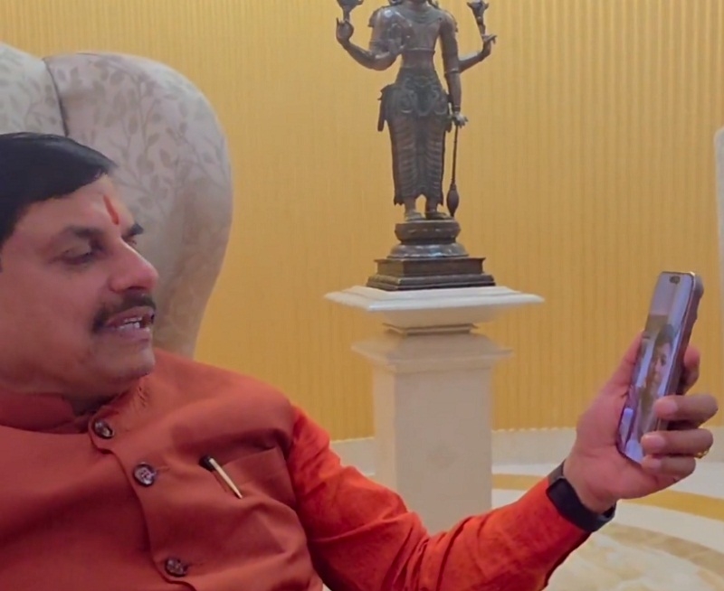 क्रांति से बात करते हुए मुख्यमंत्री