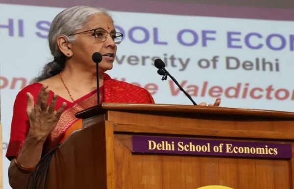 दिल्ली स्कूल ऑफ इकोनॉमिक्स में छात्रों को संबोधित करते हुए सीतारमण