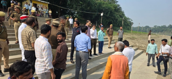 घाट का निरक्षण करते हुए जिलाधिकारी मुख्य विकाश अधिकारी ध्रुव खड़िया घाट का निरक्षण करते हुए जिलाधिकारी मुख्य विकाश अधिकारी ध्रुव खड़िया