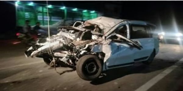 (अपडेट) बाराबंकी सड़क हादसा : दाे घायलाें ने भी ताेड़ा दम, मृतकाें की संख्या हुई आठ, ज्वैलर्स का पूरा परिवार खत्म