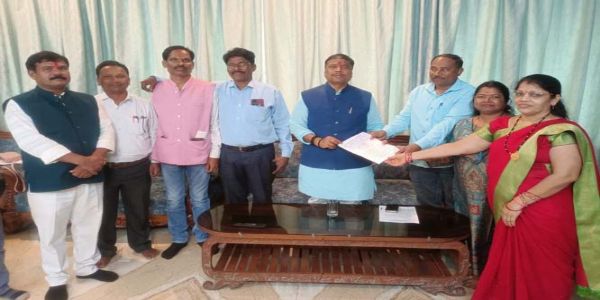 जगदलपुर:प्रदेश शिक्षक कल्याण संघ ने संयुक्त संचालक ,शिक्षा को हटाने वन मंत्री केदार से की मांग