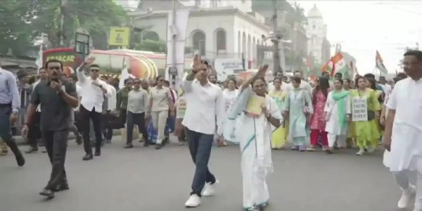 एसआईआर शुरू होने के दिन ममता बनर्जी का कोलकाता में विरोध मार्च, भाजपा से सीधी टक्कर