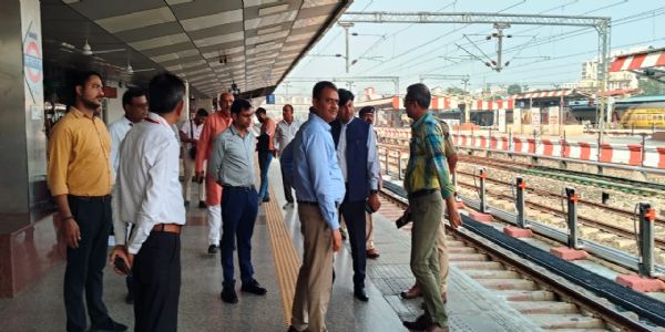 प्रधानमंत्री मोदी के वाराणसी दौरे की तैयारियां तेज, बनारस स्टेशन पर मंच निर्माण अंतिम चरण में