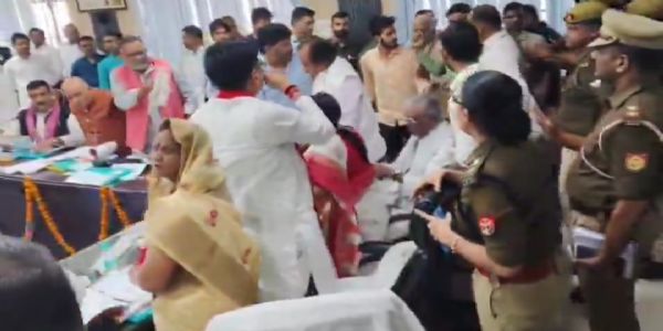 सांसद -पूर्व सांसद आमने-सामने, विकास पर राजनीति भारी