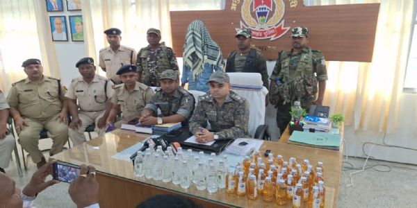 पलामू में दो हजार बोतल अवैध देशी शराब बरामद, एक तस्कर गिरफ्तार