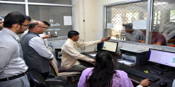 फतेहाबाद : डीसी ने लिया पेपरलेस रजिस्ट्री का जायजा