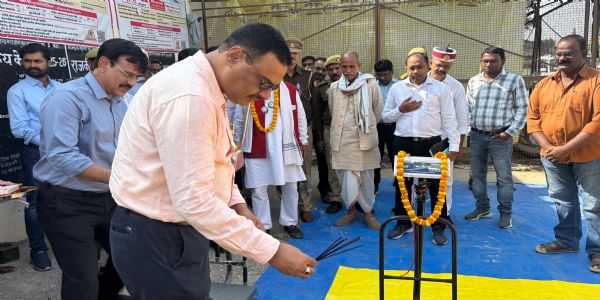 धान खरीद केंद्र का जिलाधिकारी ने किया शुभारंभ, मण्डी की गंदगी देख अधिकारियों को लगाई फटकार