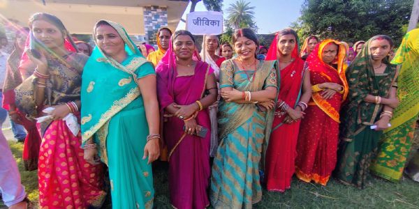 जीविका दीदियों ने थामी तख्तियाँ,गांव-गांव गूंजा पहले मतदान फिर जलपान