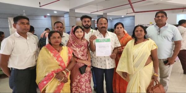 कार्यक्रम में खर्च हुई राशि नहीं मिलने पर उपायुक्‍त से मिले मुखिया