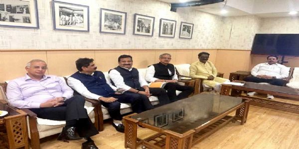 महाराष्ट्र के विपक्षी दलों ने मतदाता सूची में गड़बड़ी की शिकायत को लेकर चुनाव आयोग को सौंपा ज्ञापन