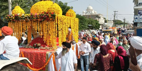 फतेहाबाद : गुरु नानकदेव के प्रकाश उत्सव के उपलक्ष्य में निकाला नगर कीर्तन