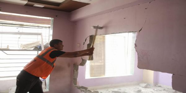 ठाणे- दिवा में अवैध निर्माण तोड़ने टीएमसी ने 5 इमारतें ख़ाली कराई