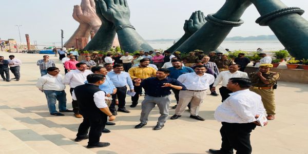 देव दीपावली की पूर्व संध्या पर मंडलायुक्त और जिलाधिकारी ने गंगा घाटों पर तैयारियों को परखा