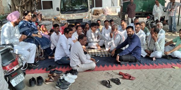 फतेहाबाद : पार्षदाें नगर परिषद गेट पर ताला जडक़र शुरू किया अनिश्चितकालीन धरना