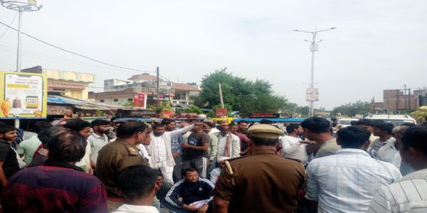 खाद वितरण में धांधली से किसान भड़के, हाइवे में जाम लगाकर किया हंगामा