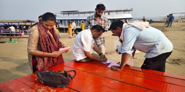 वाराणसी में गंगा घाटों और सार्वजनिक स्थानों पर गन्दगी करने, थूकने पर लग रहा जुर्माना