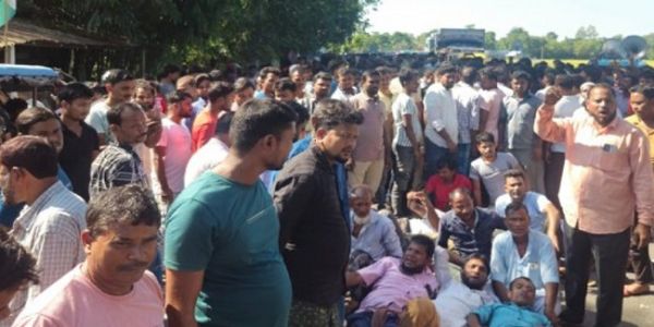 कूचबिहार में बीएलओ को घेर कर ग्रामीणों ने किया प्रदर्शन, सड़क जाम